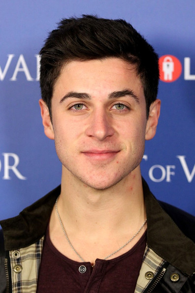  David Henrie, conhecido pelo seu papel de destaque em Os Feiticeiros de Waverly Place. puzzle