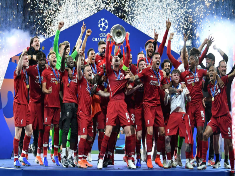 puzzle da imagem do Liverpool levantando a taça de campeão da champions league 2018-2019 puzzle