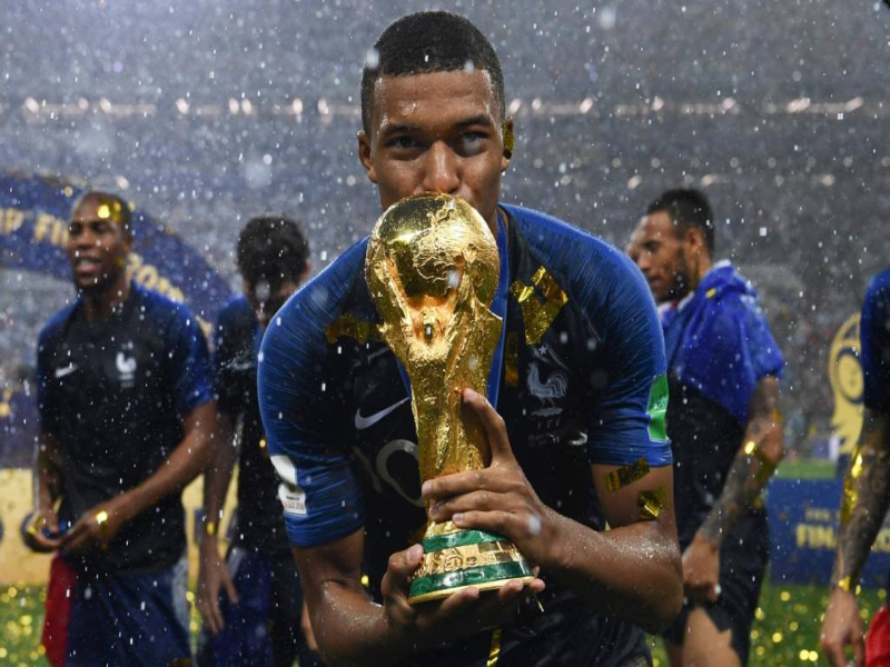 puzzle do Mbappé beijando a taça da copa do mundo de 2018 puzzle